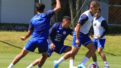 Brandon Aguilera de Guanacasteca juntoa sus compañeros de selección nacional (Fedefut CR)