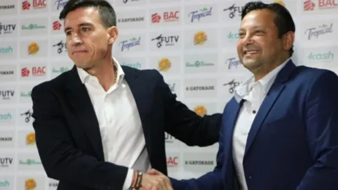 Ángel Catalina, gerente deportivo de Saprissa presentando oficialmente a Jeaustin Campos como el nuevo DT del club (Saprissa Oficial)