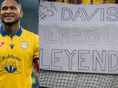 Erick Davis recibe pancarta de "Davis eres la leyenda" en el DAC