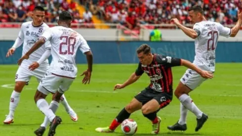 Carlos Mora eludiendo rivales durante el último clásico (LDA Oficial)