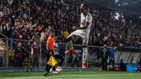 Andy Reyes convertido en figura morada, celebra su gol ante Guadalupe (Saprissa)