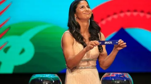 Momento en que Shirley Cruz muestra el papelito con el nombre de la selección de Brasil