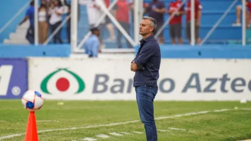 Pablo Lavallén en el centro de las críticas