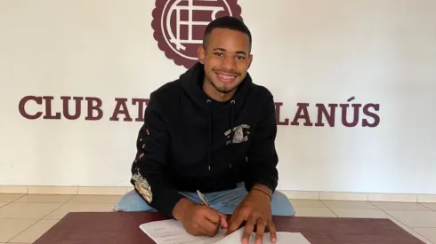 Cameron Johnson firmando su primer contrato profesional (Cameron Johnson, Instagram)
