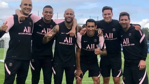 Keylor Navas ve como se van sus compañeros del PSG