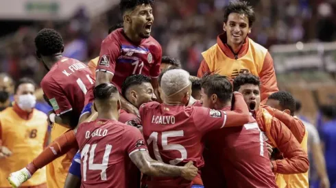 Dos legionarios se entrenan en el CAR de Alajuelense.