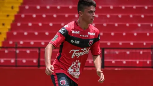 Santiago Van Der Putten ya debutó con el primer equipo de Alajuelense a sus 17 años (LDA)