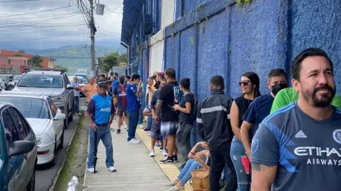 Enormes filas se produjeron en las afueras del estadio del Cartaginés (Foto: Peña Ballet Azul)
