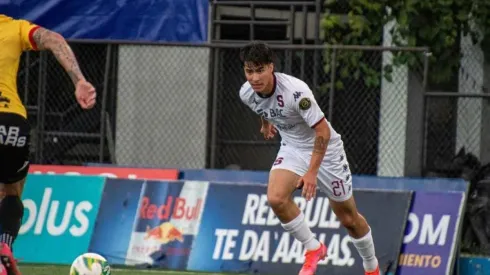 Jugador de Saprissa ataca al club: "No se puede exigir títulos si se entrena en canchas de fútbol 9".
