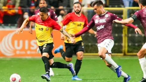 Saprissa y Herediano enfrentándose en el Clausura 2022, aunque sin la presencia del jugador vendido en la foto.