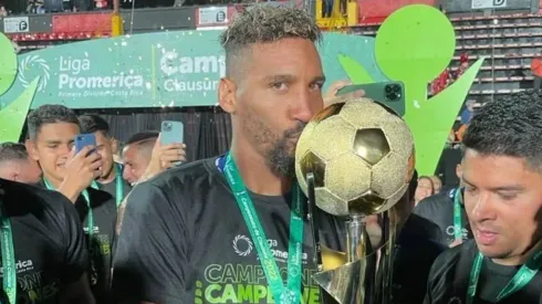 Marcel Hernández fue agredido en pleno terreno de juego por un aficionado manudo (Marcel Hernández, Facebook)