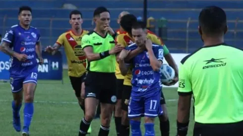 Partido de Cobán y Herediano termina en una pelea