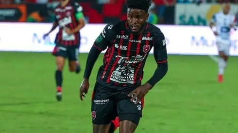 Freddy Góndola maneja ofertas en el mercado