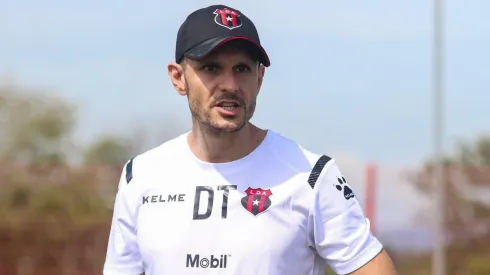 Alajuelense anuncia la salida del técnico Albert Rudé.