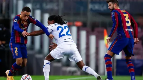 Serginho Dest controla el balón, su compañero, Gerard Piqué observa (Getty)