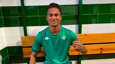 Prensa de España destaca al tico Ricardo Allen Peña a su llegada al Real Betis.