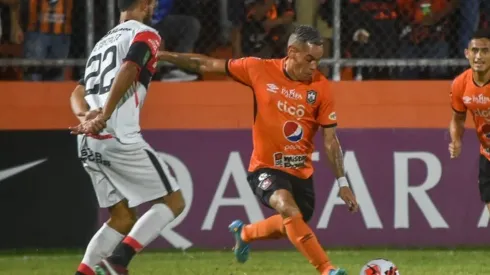 Salvadoreños y ticos se repartieron honores y definirán todo en el juego de vuelta (CD Águila)