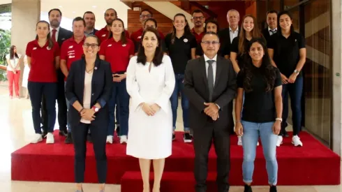 Funcionarios de Gobierno, miembros de la Fedefut y jugadoras estuvieron este jueves en un almuerzo en Casa Presidencial (Gobierno de CRC)