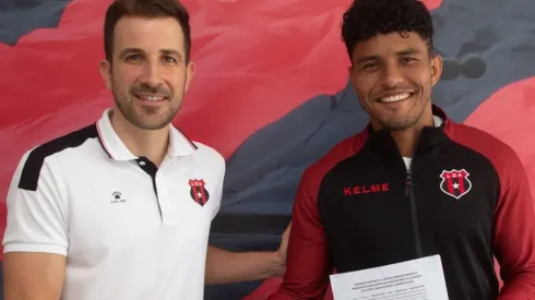 El Gerente Deportivo de Alajuelense, Agustín Lleida, junto a Johan Venegas, tras la firma de la extensión del contrato (LDA)