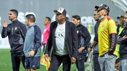 Hernán Medford explota contra los árbitros.