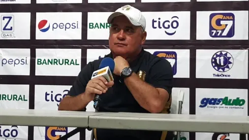 Willy Olivera se enfada al hablar de su futuro en Comunicaciones