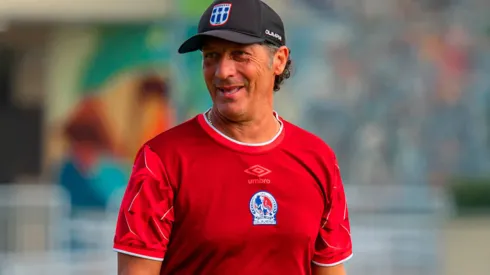 Pedro Troglio confirma las bajas que tendrá Olimpia para el clásico contra Motagua.