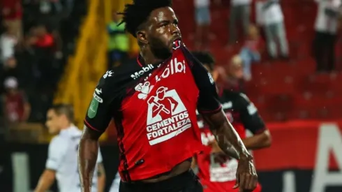 Freddy Góndola vuelve a marcar en Costa Rica