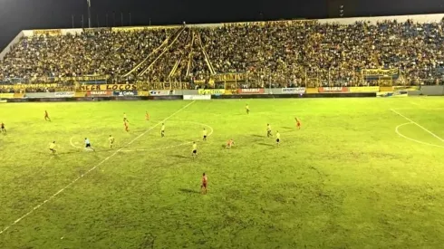 Futbolista de Herediano criticó las canchas de Honduras: "No se comparan con las de Costa Rica"