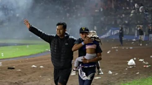 Tragedia en Indonesia: decenas de muertos y heridos en un partido de fútbol