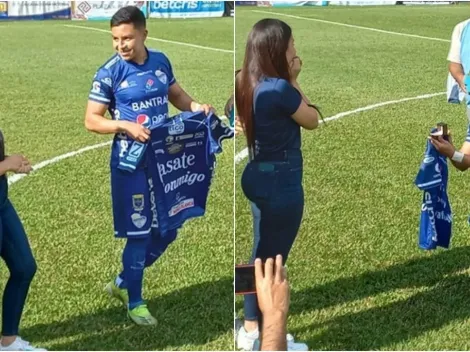 Jugador en Guatemala hace propuesta de matrimonio en el campo