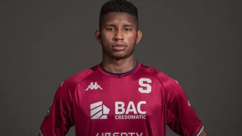 Fidel Escobar tendría todo para renovar con Saprissa