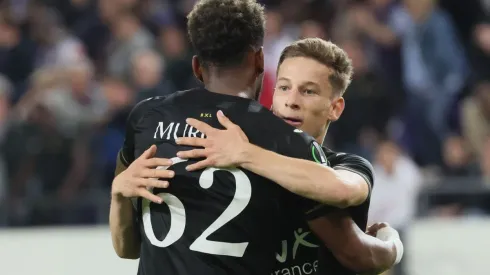 Michael Murillo asiste y sale expulsado en la Conference League