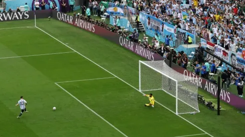Messi anotando su primer gol en el Mundial a pesar de la derrota de su selección (Getty)