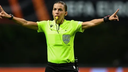 Stephanie Frappas será la primera mujer árbitra en pitar un partido en un Mundial de Fútbol Mayor Masculino (Getty)