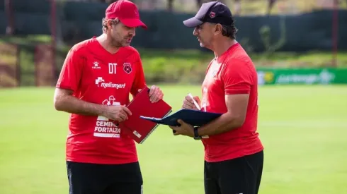Carevic recibe información del técnico interino, Martín Arriola (LDA)