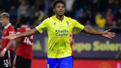 Choco Lozano anota un golazo al Manchester United y lo celebra como CR7