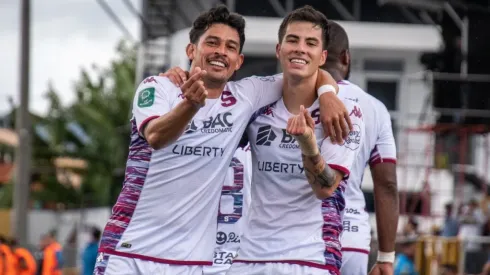 Ariel Rodríguez celebra junto a Julen Cordero (Saprissa)