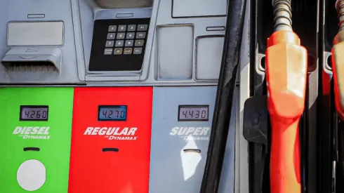 Precio del combustible en El Salvador sigue en alza: esto costará el galón.