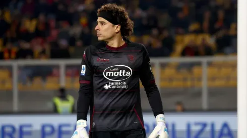 Guillermo Ochoa "responde" a Keylor Navas en Europa recibiendo dos premios