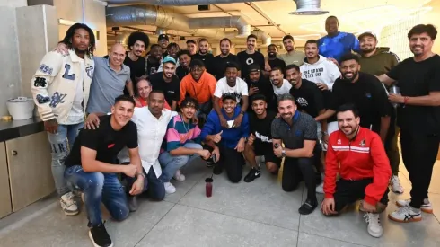 El noble gesto de Óscar Duarte con sus compañeros del Al Wheda de Arabia Saudita.