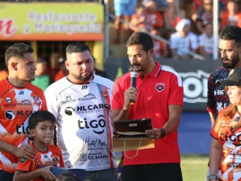 El emotivo homenaje de Puntarenas y Alajuelense a Roger Rojas