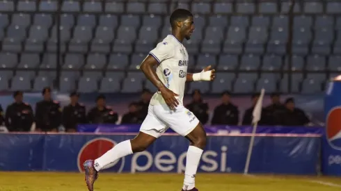 Londoño supera a todos los delanteros panameños en el extranjero