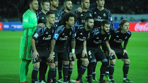 YOKOHAMA, JAPAN – DECEMBER 15:  Players of Real Madrid pose for a team photo before the FIFA Club World Cup Japan semi-final match between Club America v Real Madrid at International Stadium Yokohama on December 15, 2016 in Yokohama, Japan.  (Photo by Matt Roberts/Getty Images,)