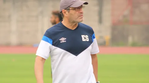 Hugo Pérez dirigiendo a a la Selección de El Salvador
