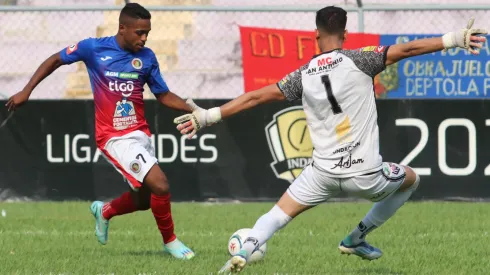 Entrenador de la Liga Mayor de El Salvador denuncia falta de pagos.