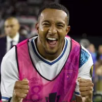 Nathaniel Méndez-Laing es felicitado por Derby County tras su debut con Guatemala