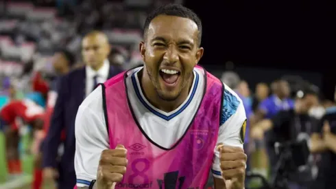 Nathaniel Méndez-Laing es felicitado por Derby County tras su debut con Guatemala (Fedefut)