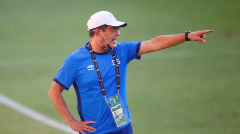 En la imagen el entrenador de El Salvador Hugo Pérez. EFE /Francisco Guasco /Archivo