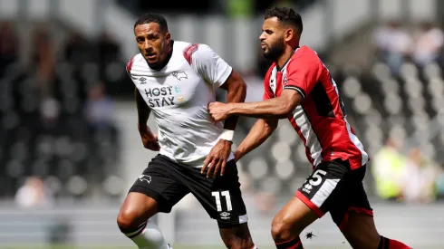 Nathaniel Méndez-Laing da asistencia ante un equipo de la Premier League (Getty Images)
