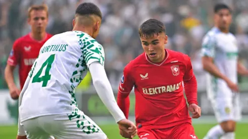 Twente de Manfred Ugalde avanza de ronda de la Conference League en los tiempos extras